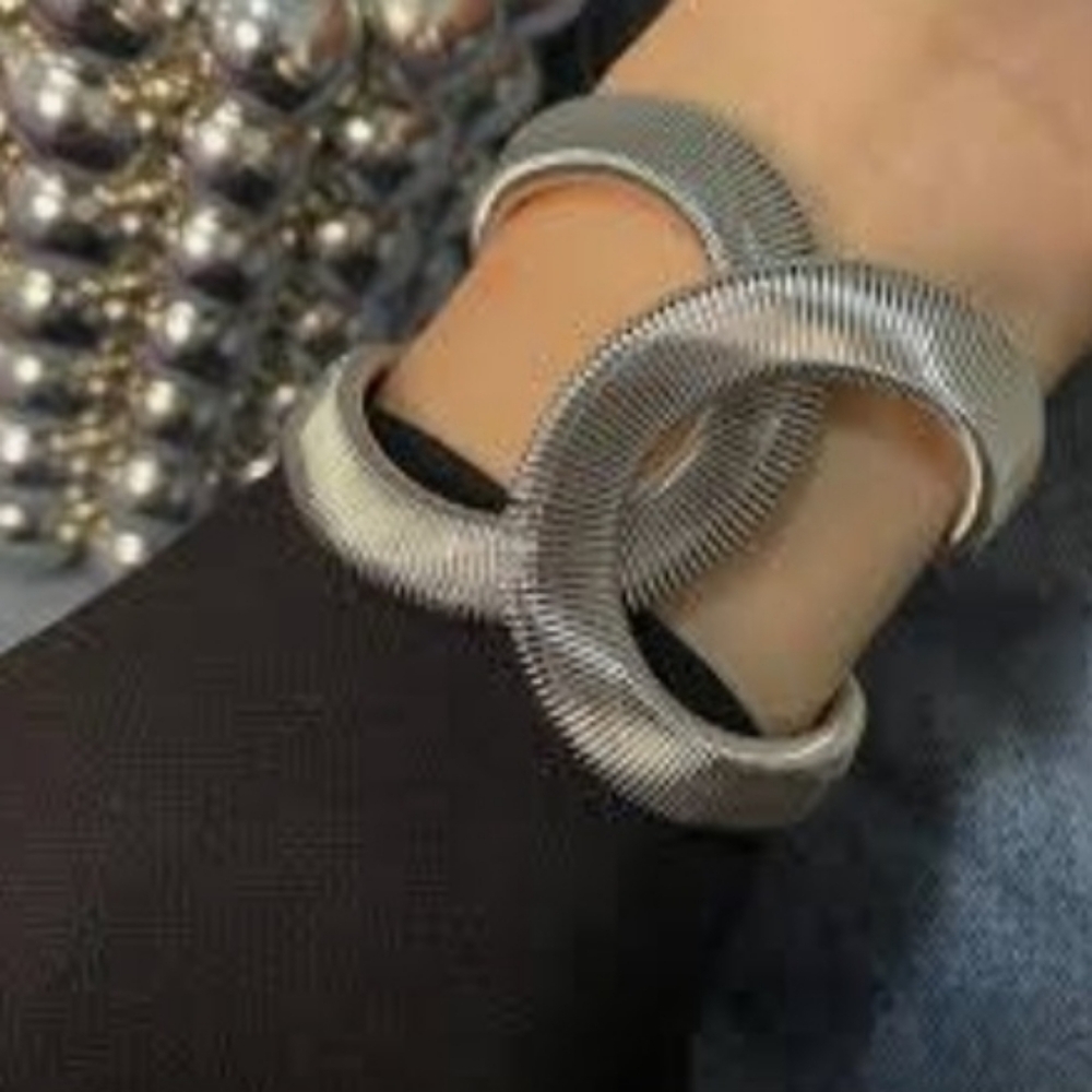 Stylish Geometric Wide Cuff Braclet - Picture 5 of 5